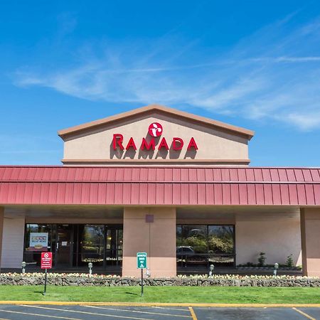 Ramada By Wyndham Medford Hotel & Conference Center Exterior foto