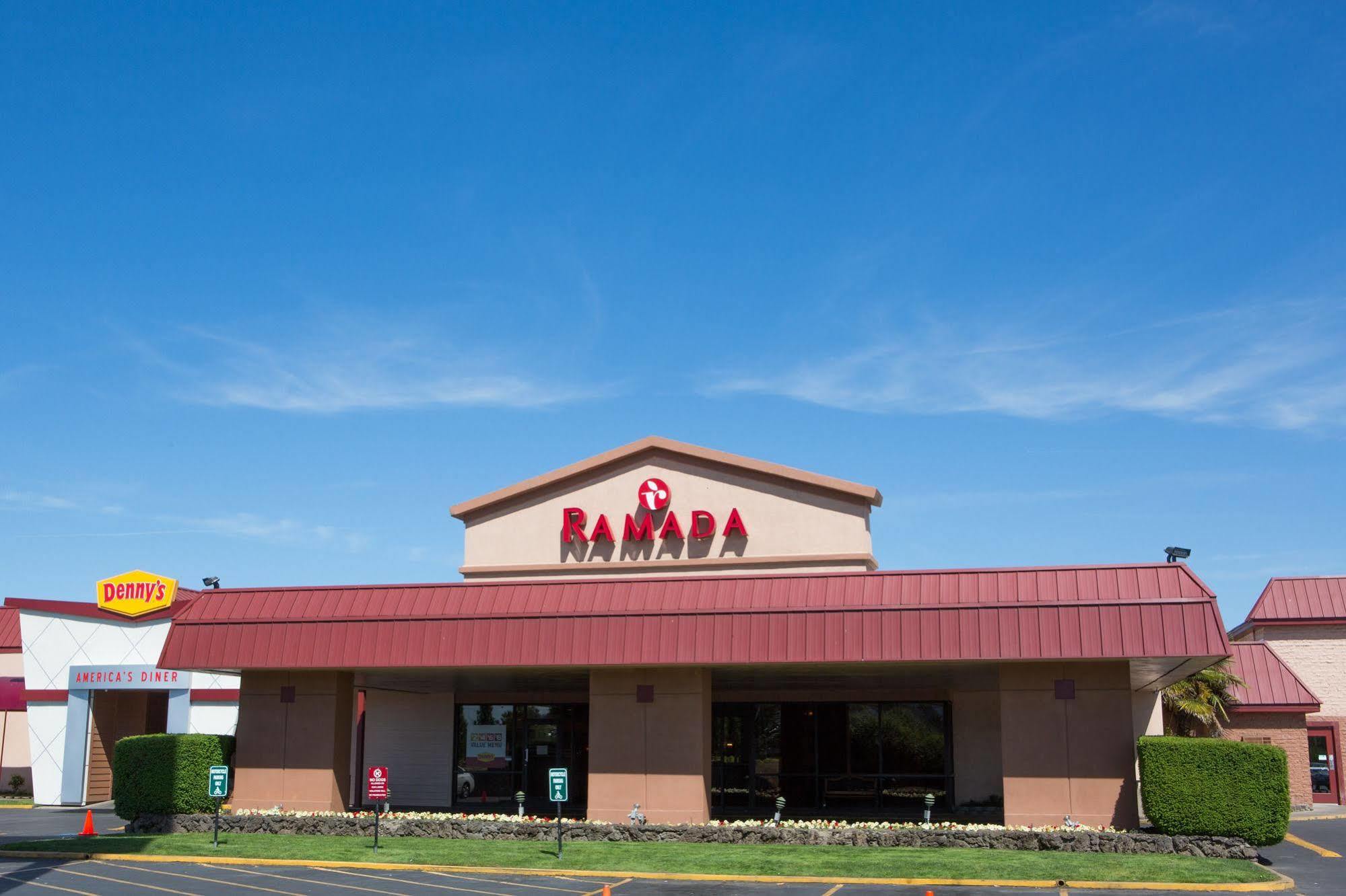 Ramada By Wyndham Medford Hotel & Conference Center Exterior foto