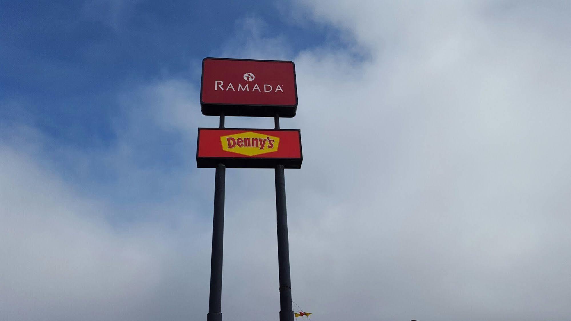 Ramada By Wyndham Medford Hotel & Conference Center Exterior foto