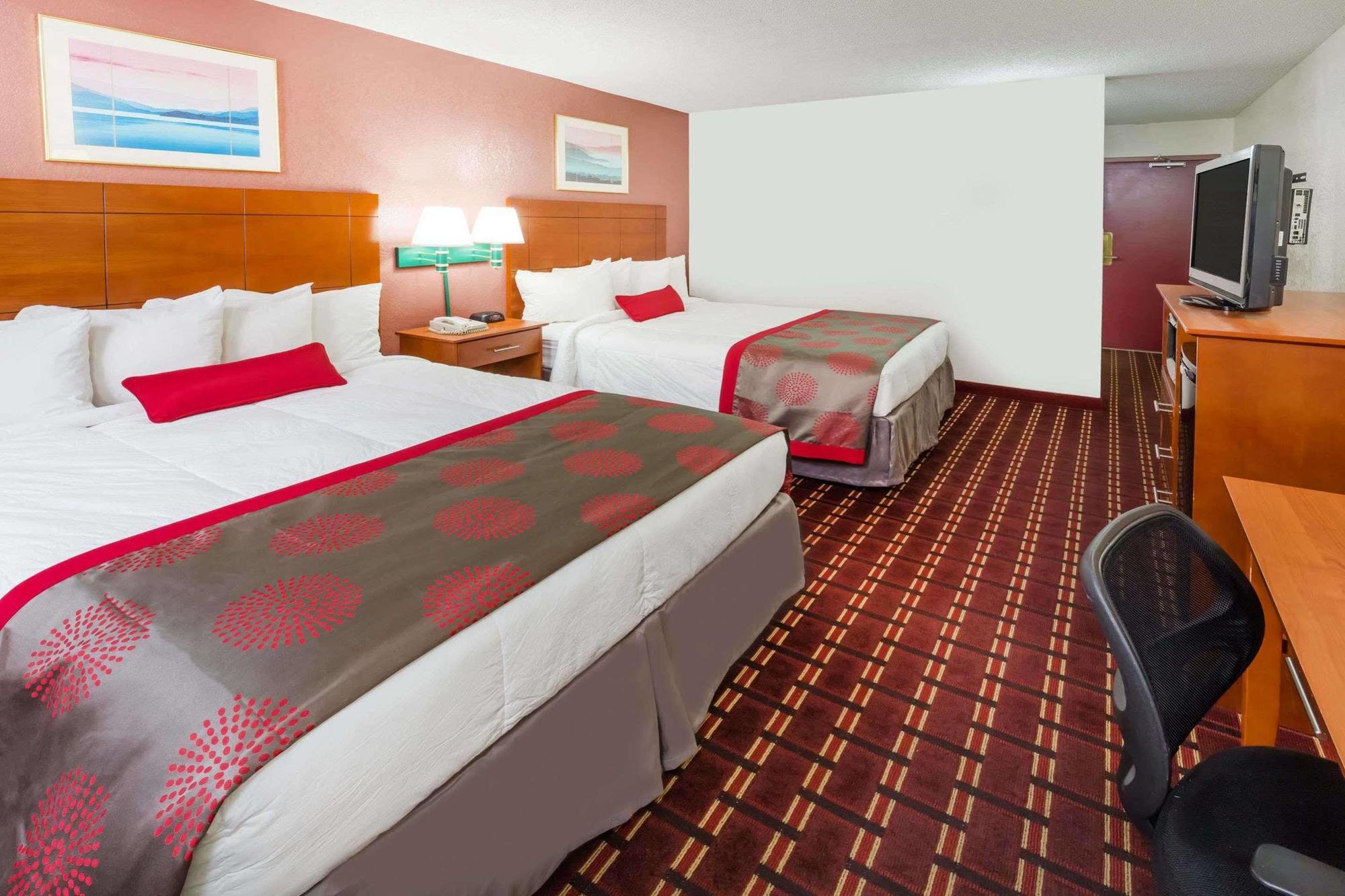 Ramada By Wyndham Medford Hotel & Conference Center Exterior foto
