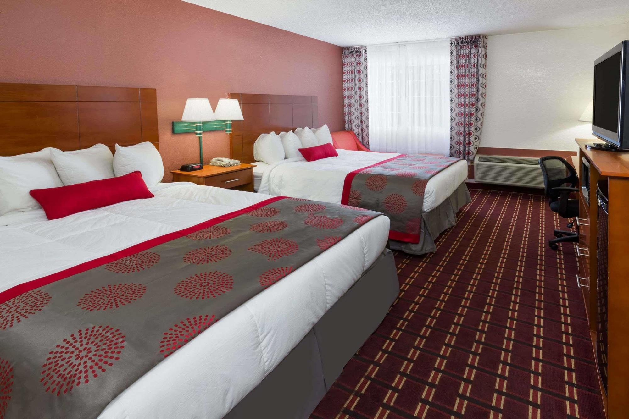 Ramada By Wyndham Medford Hotel & Conference Center Exterior foto