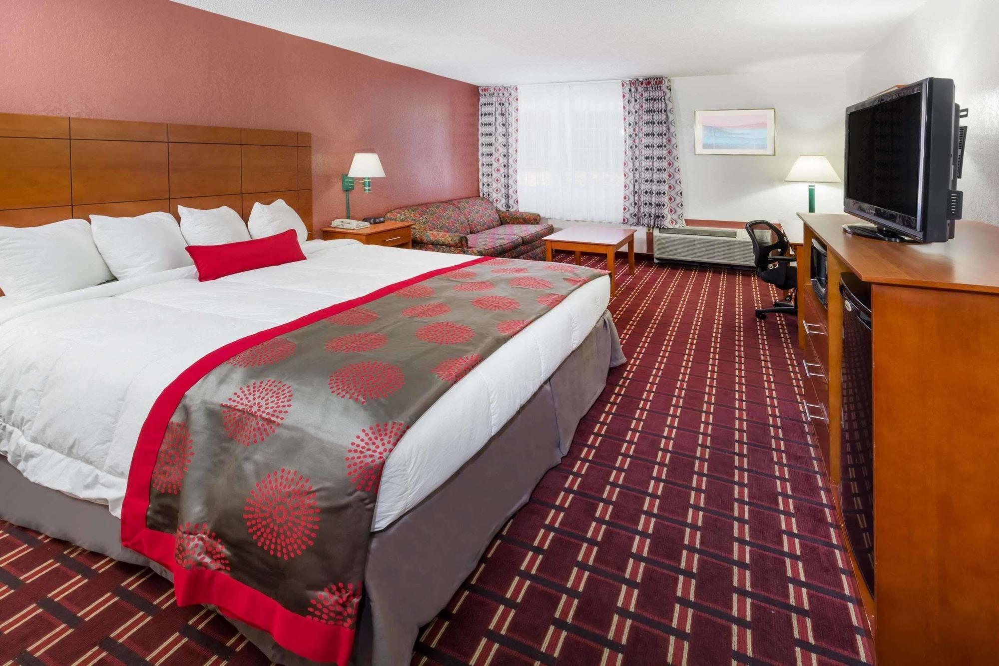 Ramada By Wyndham Medford Hotel & Conference Center Exterior foto