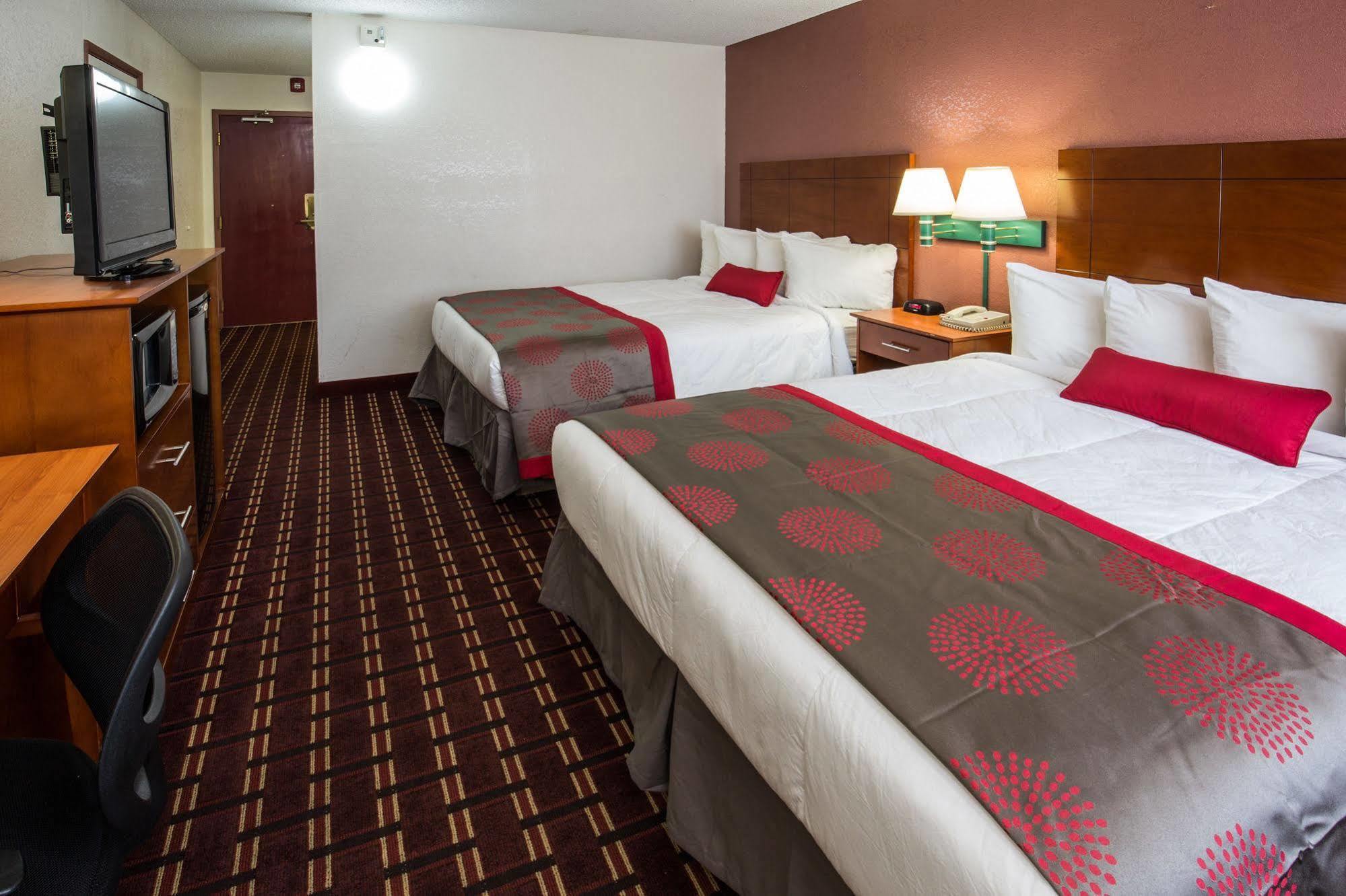 Ramada By Wyndham Medford Hotel & Conference Center Exterior foto