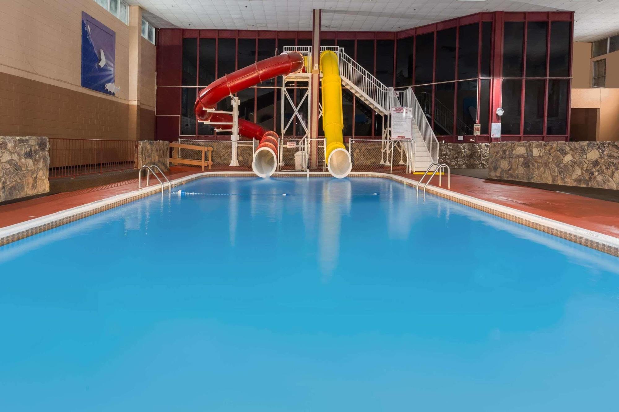 Ramada By Wyndham Medford Hotel & Conference Center Exterior foto