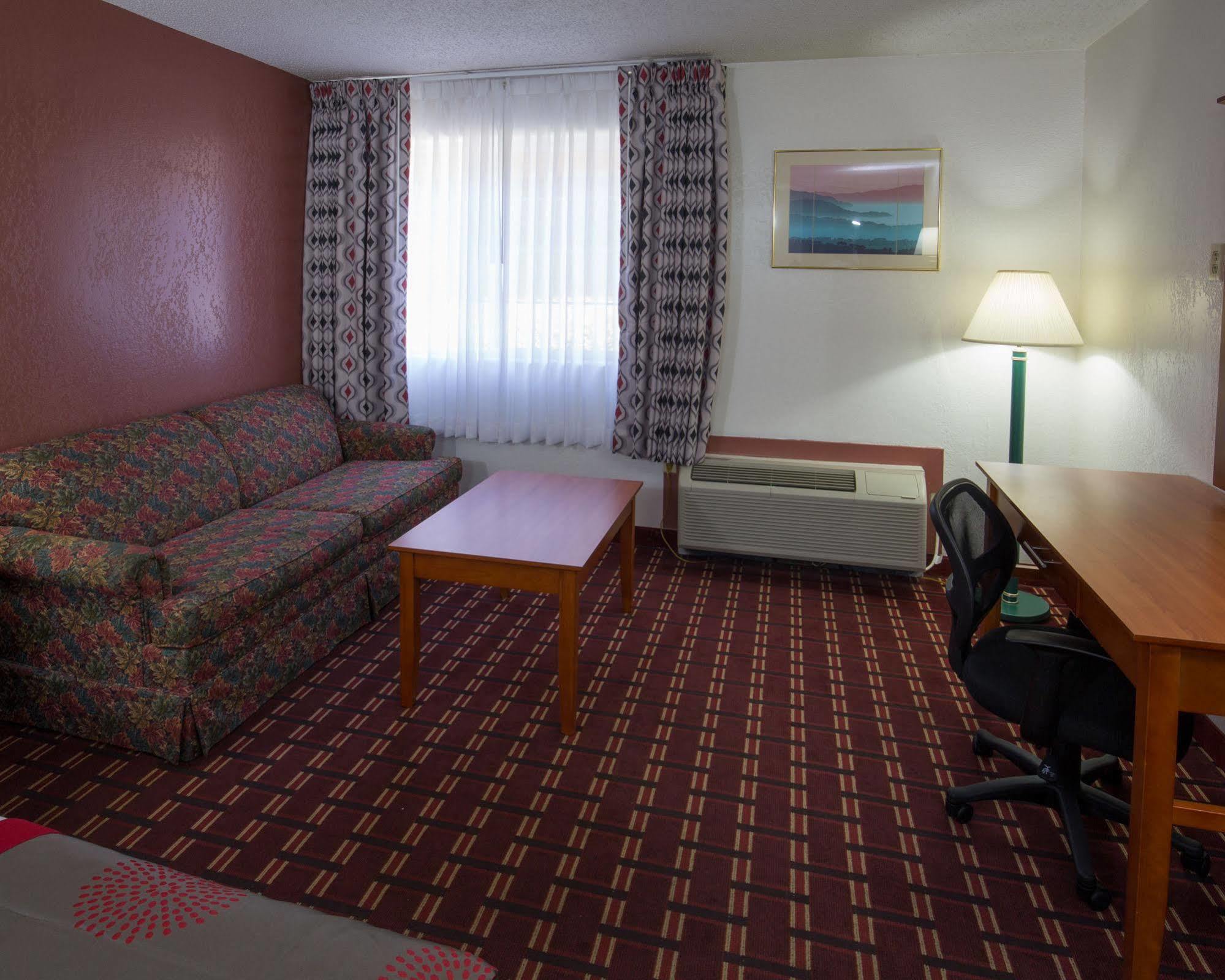 Ramada By Wyndham Medford Hotel & Conference Center Exterior foto